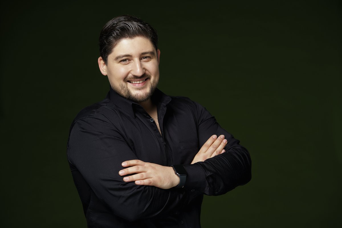 Radovan Vitosevic, studio portrait in a black shirt