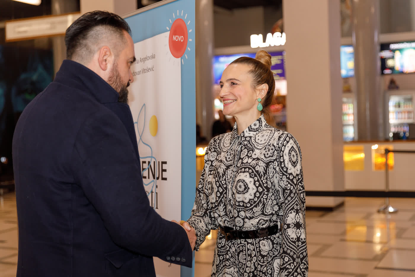 Greeting a reader at the Belgrade promotion of Buđenje svesti, 2023